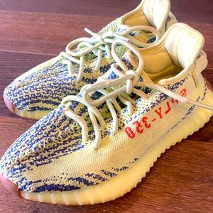 Women’s Yeezy 350 V2 (Size 7)
